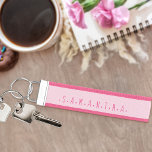 Llavero De Pulsera Nombre del chica Tipografía Rosa Whimsical<br><div class="desc">Agregue su nombre a cada lado de esta cadena de teclas de muñeca rosa. Este diseño simple y minimalista está escrito en tipografía caprichosa y usa puntos de punto medio / bala para espaciar las letras de tu nombre.</div>