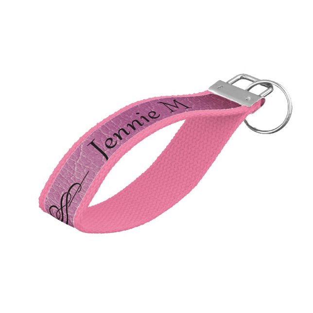 Llavero De Pulsera Nombre personalizado de cuero falso rosa (Angulado hacia arriba)