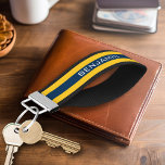Llavero De Pulsera Nombre personalizado de las franjas de rugby amari<br><div class="desc">Blues oscuros y un oro amarillo — Un patrón masculino para los chicos y chicos de su familia. Un diseño audaz y moderno con un área para texto personalizado. Si necesita ajustar la ilustración o cambiar el tipo de letra, puede hacer clic en el área personalizar. Esto le llevará a...</div>