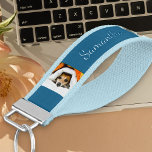 Llavero De Pulsera Nombre personalizado y foto de 6 | Azul y blanco<br><div class="desc">Tecla de muñeca personalizada en azul y blanco. La plantilla de fotos está configurada para que añadas 6 de tus fotos favoritas, que se muestran en formato cuadrado/instagram y vertical. Su nombre está escrito en tipografía de escritura limpia por un lado. Las imágenes se muestran erguidas en cada lado, cuando...</div>