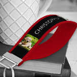 Llavero De Pulsera Nombre personalizado y foto de 6 | Blanco negro<br><div class="desc">Tecla de muñeca personalizada en blanco y negro. La plantilla de fotos está configurada para que añadas 6 de tus fotos favoritas, que se muestran en formato cuadrado/instagram y vertical. Su nombre está escrito en la tipografía moderna sans serif por un lado. Las imágenes se muestran erguidas en cada lado,...</div>
