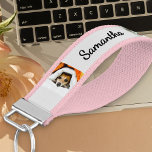 Llavero De Pulsera Nombre personalizado y foto de 6 | Gris rosado pla<br><div class="desc">Tecla de muñeca personalizada en gris rosa y plateado. La plantilla de fotos está configurada para que añadas 6 de tus fotos favoritas, que se muestran en formato cuadrado/instagram y vertical. Su nombre está escrito en tipografía de escritura limpia por un lado. Las imágenes se muestran erguidas en cada lado,...</div>