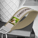 Llavero De Pulsera Nombre personalizado y foto de 6 | Piedra y Marrón<br><div class="desc">Tecla de muñeca personalizada en piedra y marrón. La plantilla de fotos está configurada para que añadas 6 de tus fotos favoritas, que se muestran en formato cuadrado/instagram y vertical. Su nombre está escrito en la tipografía moderna sans serif por un lado. Las imágenes se muestran erguidas en cada lado,...</div>