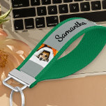 Llavero De Pulsera Nombre personalizado y foto de 6 | Verde y gris<br><div class="desc">Tecla de muñeca personalizada en verde y gris. La plantilla de fotos está configurada para que añadas 6 de tus fotos favoritas, que se muestran en formato cuadrado/instagram y vertical. Su nombre está escrito en tipografía de escritura limpia por un lado. Las imágenes se muestran erguidas en cada lado, cuando...</div>