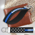 Llavero De Pulsera Oficial de Policía Personalizado personalizado Thi<br><div class="desc">Presentar el regalo perfecto para cualquier agente de la ley - una cadena de claves personalizada con un brillante diseño azul de "línea azul delgada" con una bandera y estrellas estadounidenses. Este diseño moderno seguramente atraerá la atención de cualquier oficial de policía, policía, policía o policía. Personalice la cadena de...</div>