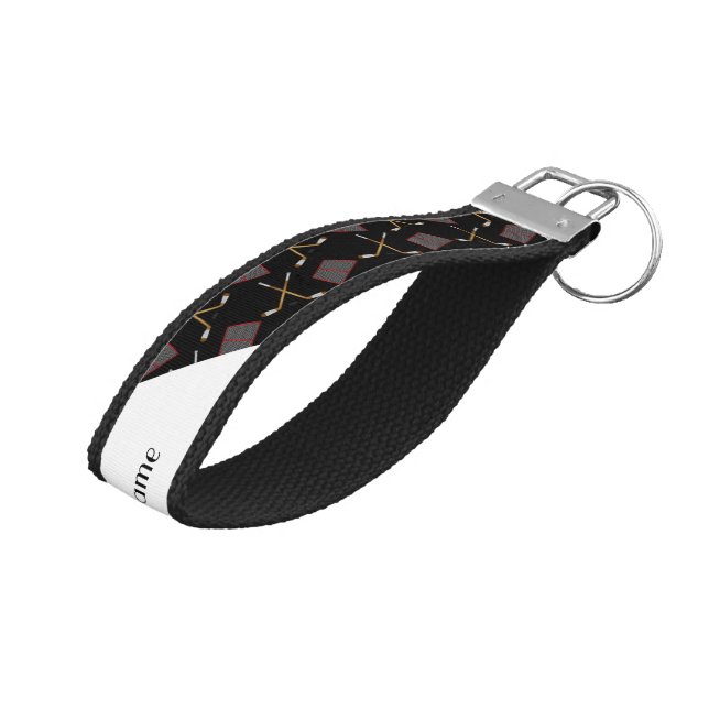 Llavero De Pulsera Patrón de hockey negro con nombre personalizado (Angulado hacia arriba)
