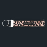 Llavero De Pulsera Rosa de oro de los lugares de leopardo de los glam<br><div class="desc">Este keychain de muñeca presenta un patrón de manchas de leopardo negro sobre un fondo de Relieve metalizado falso de oro rosa. Personalízalo con tu nombre en letra de máquina de escribir retro rosa en un rectángulo negro.</div>