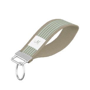 Llavero De Pulsera Sage Green Stripe First Script Monograma Escritura