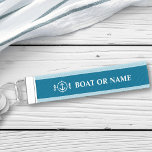 Llavero De Pulsera Su nombre de barco nautical Anchor Seahorse Aqua B<br><div class="desc">Un elegante llavero de muñeca con temática náutica con tu nombre de barco personalizado, nombre de familia u otro texto deseado. Con un ancla personalizado y un diseño de caballitos de mar en blanco sobre un fondo azul acuático y un adorno azul claro que complementa el azul claro o personalizar...</div>