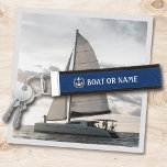 Llavero De Pulsera Tu nombre o azul de la marina de oro Anchor de bar<br><div class="desc">Una cadena de teclas de muñeca personalizada con su nombre de barco, apellido u otro texto deseado según sea necesario. Con un ancla náutica diseñado por un personalizado, hojas de laurel de estilo dorado y emblema estrella sobre azul marino o ajustar fácilmente el color primario para que coincida con el...</div>