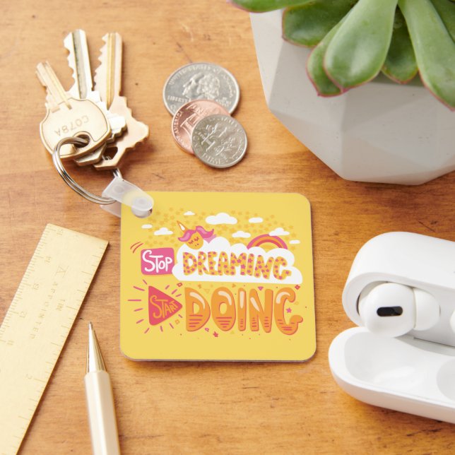Llavero Deja de soñar, empieza a hacer Metalizado amarillo (Escritorio )