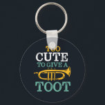 Llavero Demasiado lindo para dar puntajes graciosos a un j<br><div class="desc">Gracioso diseño de trompeta para los que tocan instrumentos musicales de latón en una banda musical, orquesta o actuación musical. Mercadería de amante de la música retro Jazz de Guay vintage para músicos y miembros de la banda de marcha. Perfecto para profesores de música, aficionados a la orquesta y para...</div>