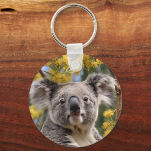 Llavero "Descanso en oro: Un Koala en un árbol de batalla"