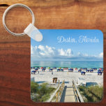Llavero Destin Florida Bonito Fotografía de recuerdo<br><div class="desc">Este keychain de la playa de Destin Florida presenta las hermosas nubes blancas que flotan sobre el océano azul. Paraguas de playa y paseo marítimo hasta la costa bordeados de hierba y arena costeras. Precioso regalo de costa esmeralda para un florido que ama la costa durante el verano.</div>
