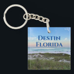 Llavero Destin Florida Personalizado Beach Vacation Souven<br><div class="desc">Este pintoresco regalo de Destin Florida de la cadena de claves de la playa presenta la suntuosa puesta de sol rosa y naranja que suave toque las olas del océano sobre la arena y el césped marino. Hermoso recuerdo de recuerdo de recuerdo de recuerdo con un viaje personalizado y apellido...</div>
