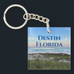 Llavero Destin Florida Personalizado Beach Vacation Souven<br><div class="desc">Este pintoresco regalo de Destin Florida de la cadena de claves de la playa presenta la suntuosa puesta de sol rosa y naranja que suave toque las olas del océano sobre la arena y el césped marino. Hermoso recuerdo de recuerdo de recuerdo de recuerdo con un viaje personalizado y apellido...</div>