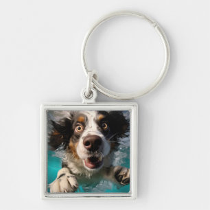 Llavero Diseño de perro emocionado nadando bajo el agua