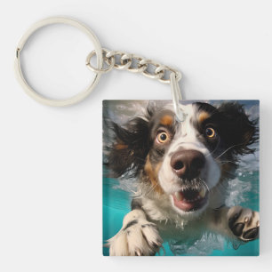 Llavero Diseño de perro emocionado nadando bajo el agua