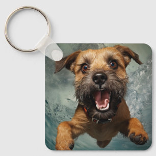 Llavero Diseño de perro juguetón nadando bajo el agua