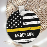 Llavero Dispatcher personalizado con bandera de línea de o<br><div class="desc">Thin Gold Line Flag Keychain - Estados Unidos de América diseño de la bandera en colores de Dispatcher Flag, diseño angustiado . Perfecto para los 911 expedidores, despachadores de policía y bomberos. Personalizar con el nombre de los despachadores. Esta delgada línea de oro es perfecta para una fiesta de retiro...</div>