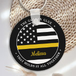 Llavero Dispatcher Personalizado De Línea De Oro Delgada 9<br><div class="desc">La Glueta De Oro Que Lo Mantiene Todo Juntos. Keychain de línea de oro delgada personalizada para 911 despachadores y policías. Personalice esta cadena de claves de dispatcher con el nombre. Este regalo personalizado de distribuidor es perfecto para la apreciación de los despachadores de policía, 911 regalos de agradecimiento de...</div>