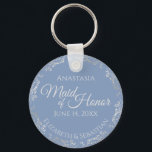 Llavero doncella de plata de Boda azul de honor Periwinkle<br><div class="desc">Estas hermosas cadenas están diseñadas para ser entregadas como un regalo o un favor de boda a tu criada de honor. El diseño es elegante y está decorado con un Relieve metalizado gris plateado con un gris claro y un polvoriento fondo azul perwinkle. Hay espacio para su nombre, la fecha...</div>