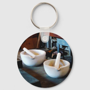 Llavero Dos morteros y majas en laboratorio