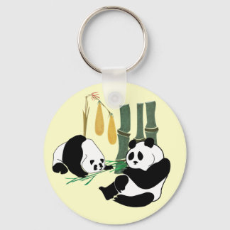 Llavero Dos Pandas Cute comen bambú en el bosque tropical
