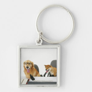 Llavero Dos perros que llevan el lazo y los vidrios,