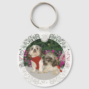 Llavero Dos Shih Tzus en un Jardín