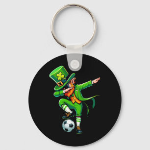 Llavero Duende jugando fútbol día de San Patricio deporte