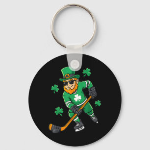 Llavero Duende jugando hockey día de San Patricio irlandés