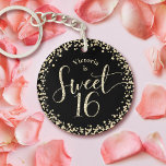 Llavero Dulce 16 Moda Purpurina de oro negro Confetti Cump<br><div class="desc">"Feliz dulce 16". ¡Aquí hay una divertida adición a su fiesta de cumpleaños! Celebra regalando esta cadena de teclas acrílicas personalizados. La tipografía del guión de purpurina dorado y el confetti superponen un fondo negro. Personalice el texto del personalizado con el nombre de su hija. Elija entre forma circular o...</div>