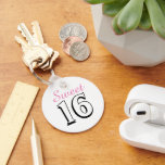 Llavero Dulce Dieciséis Pink 16th Birthday Party Favor<br><div class="desc">Celebra tu ocasión especial con este dulce favor de 16 cumpleaños. Cambie el tipo de letra y los colores del texto a su gusto. Hay otros colores y patrones disponibles. Contáctanos si quieres algo personalizado solo para ti.</div>