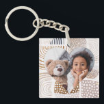 Llavero El Boho silenciado forma la foto del corazón<br><div class="desc">Esta cadena de teclas dulce presenta una moderna impresión de boho con arcos de taupe silenciosos y formas circulares con toques de oro falso. Una foto en forma de corazón se sienta en el centro. Este hermoso diseño es perfecto como un regalo reflexivo para mamá o hija, o cualquier ser...</div>