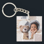 Llavero El Boho silenciado forma la foto del corazón<br><div class="desc">Esta cadena de teclas dulce presenta una moderna impresión de boho con arcos de taupe silenciosos y formas circulares con toques de oro falso. Una foto en forma de corazón se sienta en el centro. Este hermoso diseño es perfecto como un regalo reflexivo para mamá o hija, o cualquier ser...</div>