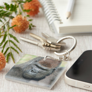 Llavero El gorila canaliza la mirada de su padre