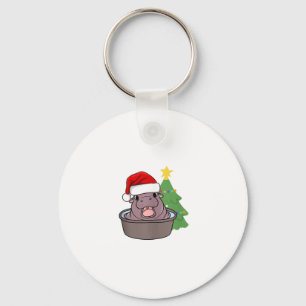 Llavero el lindo Moo Deng hippopotamus está usando Santa h