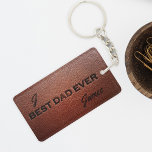 Llavero El mejor padre jamás nombre en monograma personali<br><div class="desc">La tipografía vintage de cuero marrón mejor padre cita nunca estampado monogramado y cadena de nombres.</div>