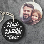 Llavero El mejor papi de todos los padres foto del día bla<br><div class="desc">Keychain presenta el texto "El mejor papi de la historia" en una fuente retro rodeada de estrellas blancas. En la parte trasera hay una plantilla de fotos de personalizable. Los colores predeterminados son negro y blanco,  pero todos los colores se pueden personalizar en la herramienta de diseño.</div>