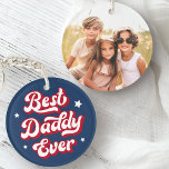 Llavero El mejor papi del día de papá padre foto azul rojo<br><div class="desc">Keychain presenta el texto "El mejor papi de la historia" en una fuente retro rodeada de estrellas blancas. En la parte trasera hay una plantilla de fotos de personalizable. Los colores predeterminados son rojo,  azul y blanco,  pero todos los colores se pueden personalizar en la herramienta de diseño.</div>