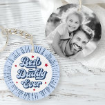 Llavero El mejor papito que nunca foto el día de los padre<br><div class="desc">Keychain presenta el texto "Mejor papi de todos los tiempos" con un estilo retro y una foto de personalizable en la parte posterior. Frontera radial azul de la explosión del sol.</div>