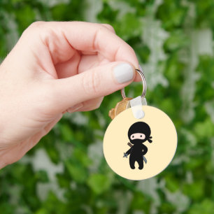 Llavero El pequeño Ninja sostiene una estrella de remo en 