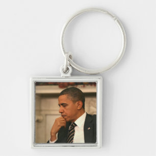 Llavero El presidente Barack Obama reflexiona mientras se 