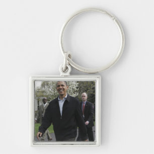 Llavero El presidente Obama camina hacia la cancha de balo
