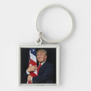 Llavero El presidente Trump abrazando la bandera estadouni