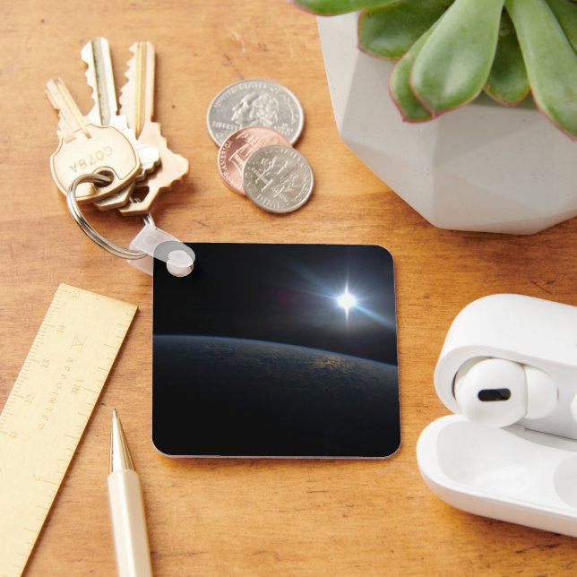 Llavero El Sol se pone sobre el horizonte de la Tierra. (Escritorio )