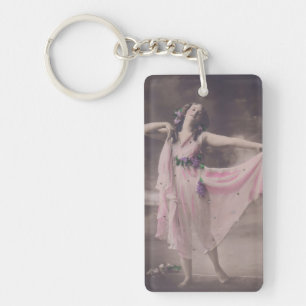 Llavero Elegancia vintage en vestimenta floral rosa