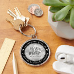 Llavero Elegante 25° aniversario Boda de Plata<br><div class="desc">Celebra su 25º aniversario de boda plateado con este elegante keychain conmemorativo! Las elegantes letras con confeti hexagonal sobre el fondo de un Relieve metalizado plateado le dan un toque memorable a esta ocasión especial y un hito extraordinario. Personalizar con los nombres de la pareja, fecha de aniversario y hasta...</div>