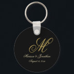 Llavero Elegante Black Gold Script MonogramButton Keychain<br><div class="desc">Estas elegantes cadenas de bodas de monograma negro de personalizado hacen un favor de boda único para dar a sus invitados o fiesta de boda. La plantilla de diseño de moda presenta el monograma inicial del apellido del novio junto con los nombres de la novia y del novio y la...</div>